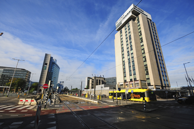 900433 Gezicht op het Jaarbeursplein te Utrecht, met in het midden de tramhalte, rechts het NH Hotel Utrecht ...